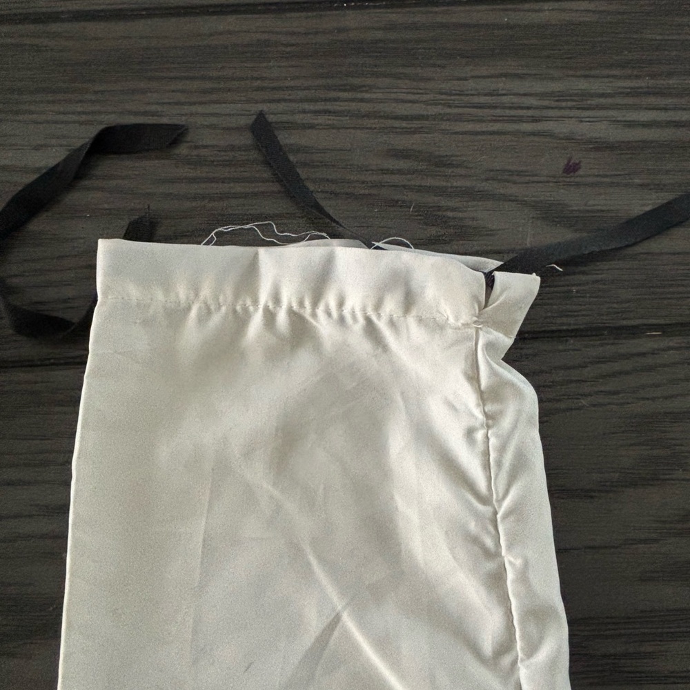 Set of 2 Gucci silk dustbags
White - Picture 2 of 2